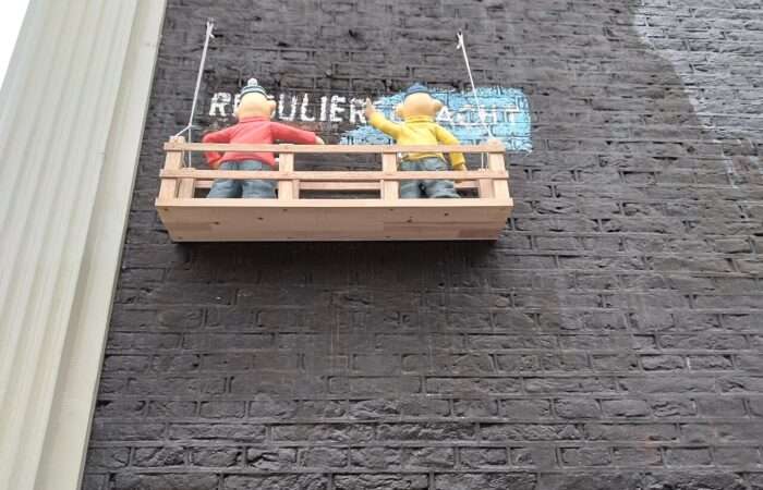 Buurman en Buurman on a scaffold by Streetart Frankey on a wall at the Reguliersgracht in Amsterdam