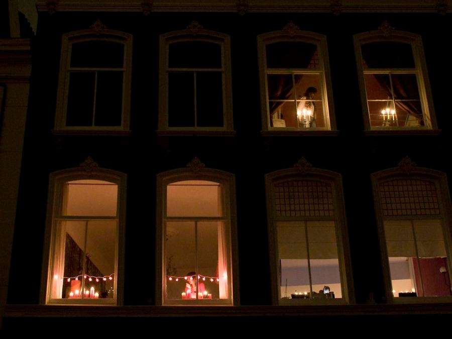 Gouda's Markt lit only by candles during Gouda bij Kaarslicht